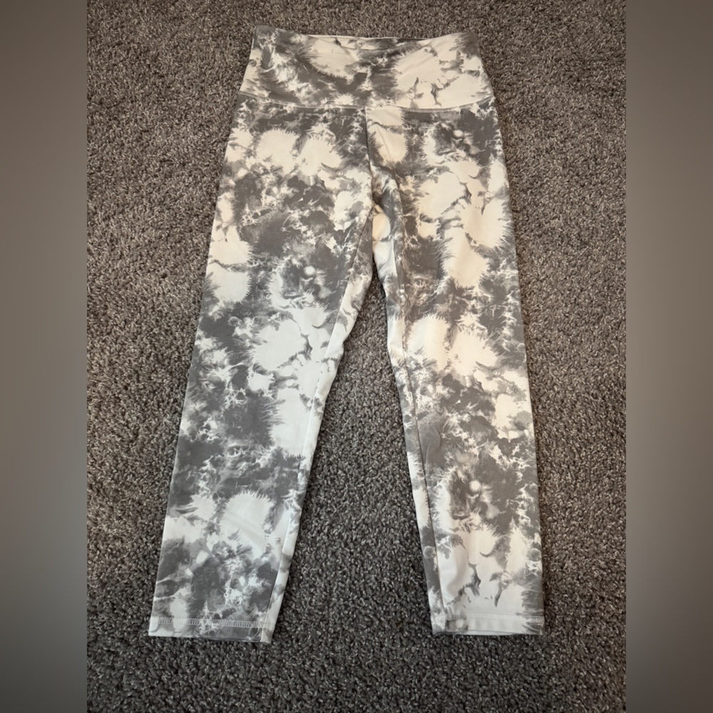 Balance Collection Size Medium Cropped Capri With with Light Gray Floral Design